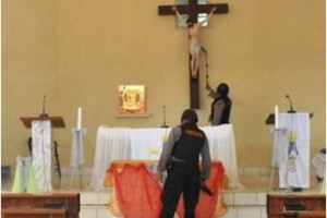 Pasukan Penjinak Bom saat Memeriksa Kondisi Gereja